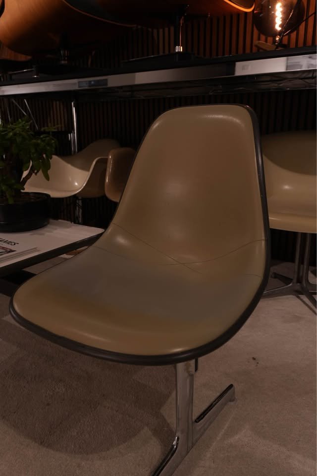 Banc Eames avec tablette — Coques fibres au choix — vue 3