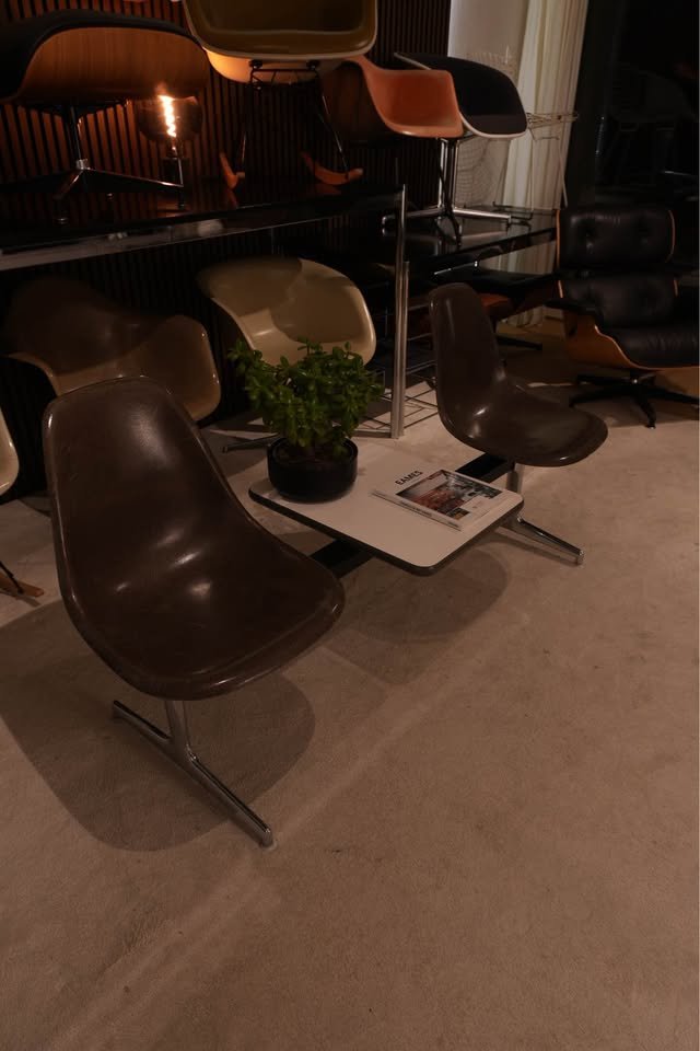 Banc Eames avec tablette — Coques fibres au choix — vue 4