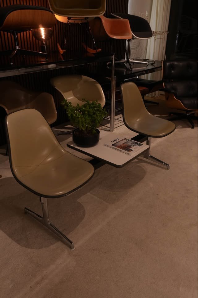 Banc Eames avec tablette — Coques fibres au choix — vue 5