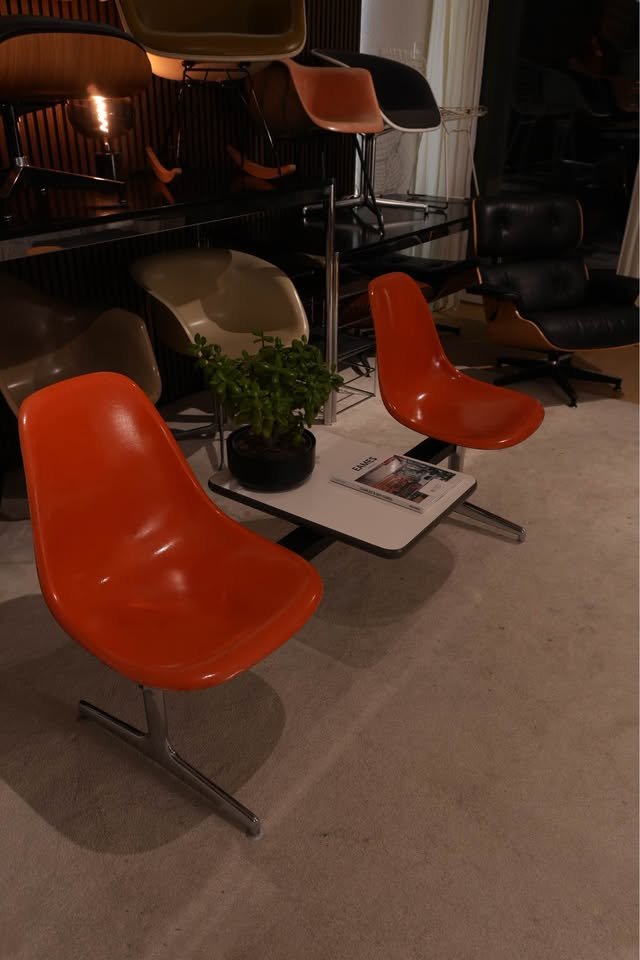 Banc Eames avec tablette — Coques fibres au choix — vue 6