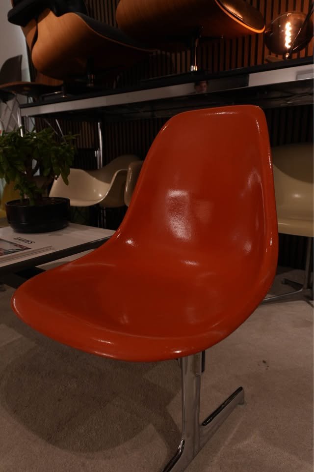 Banc Eames avec tablette — Coques fibres au choix — vue 7