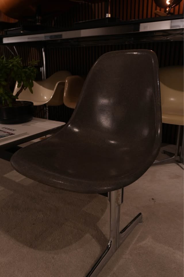 Banc Eames avec tablette — Coques fibres au choix — vue 9