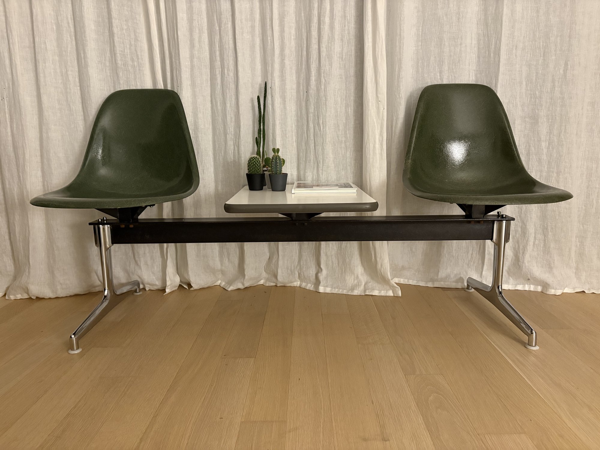 Banc Eames avec tablette — Coques fibres au choix — vue 10
