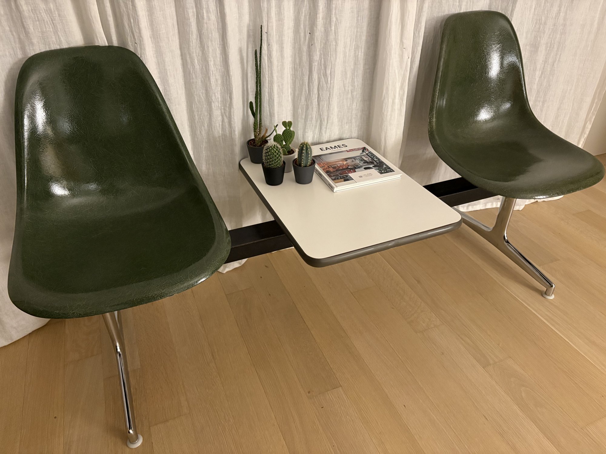 Banc Eames avec tablette — Coques fibres au choix