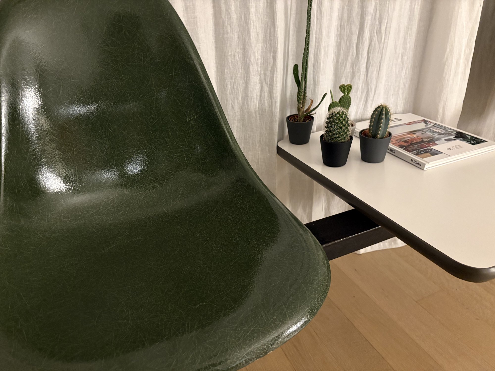 Banc Eames avec tablette — Coques fibres au choix — vue 11