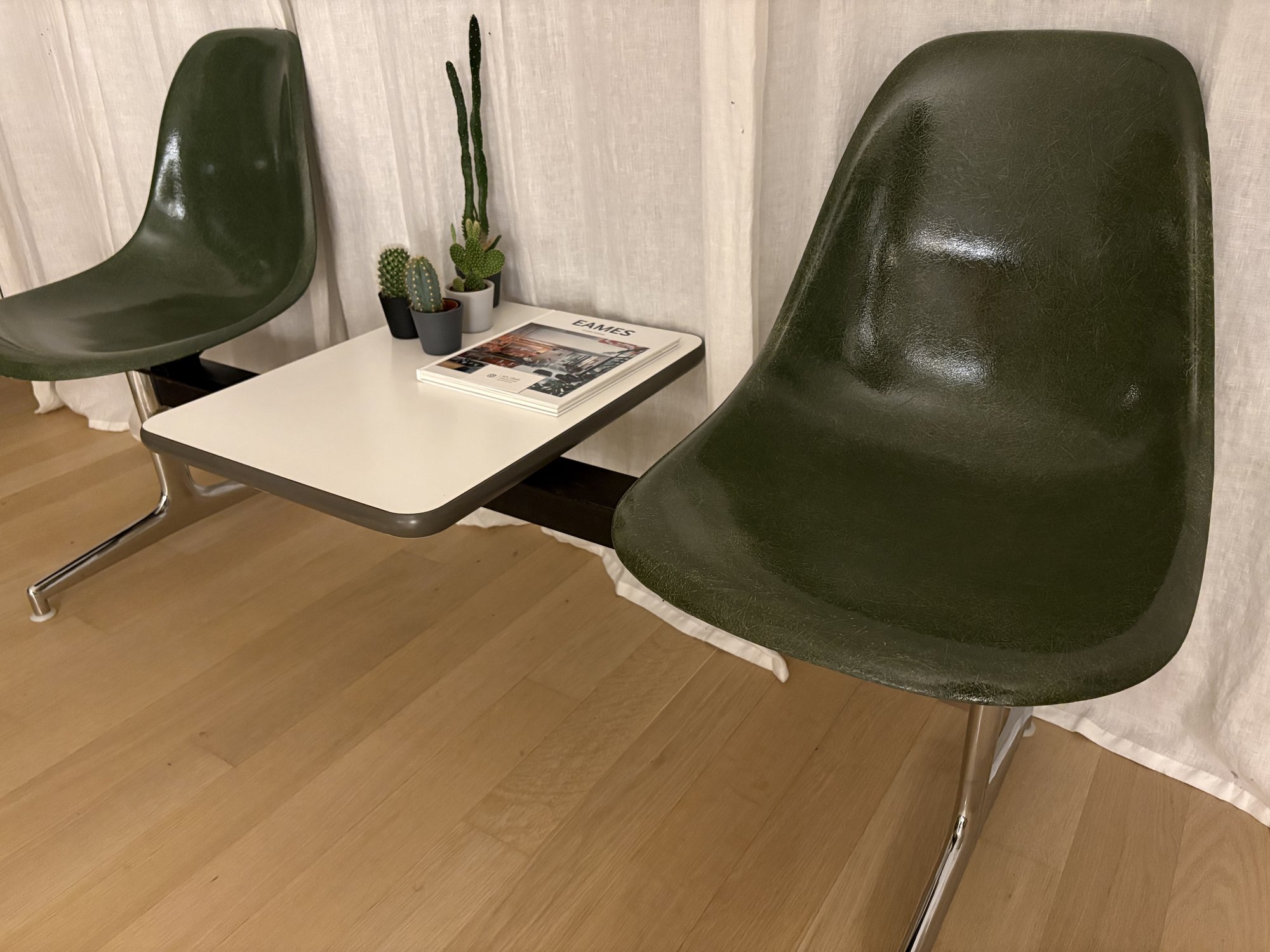 Banc Eames avec tablette — Coques fibres au choix — vue 12