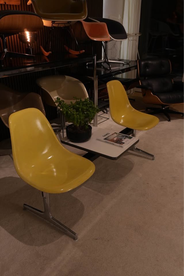 Banc Eames avec tablette — Coques fibres au choix — vue 2