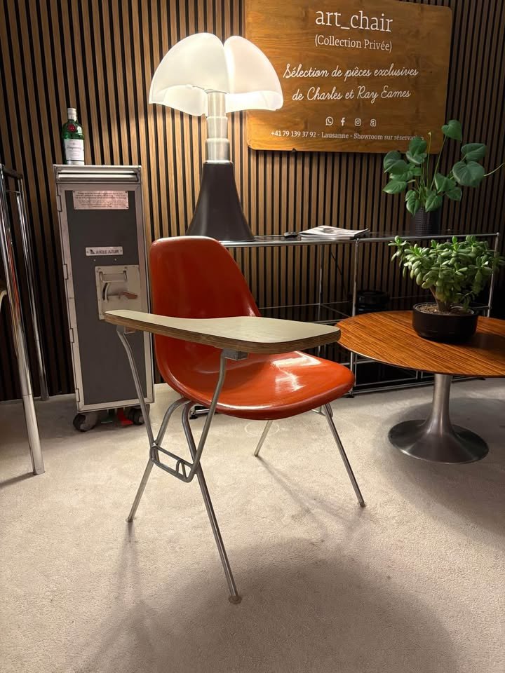 Eames DSS-TA — Herman Miller (tablette écritoire)