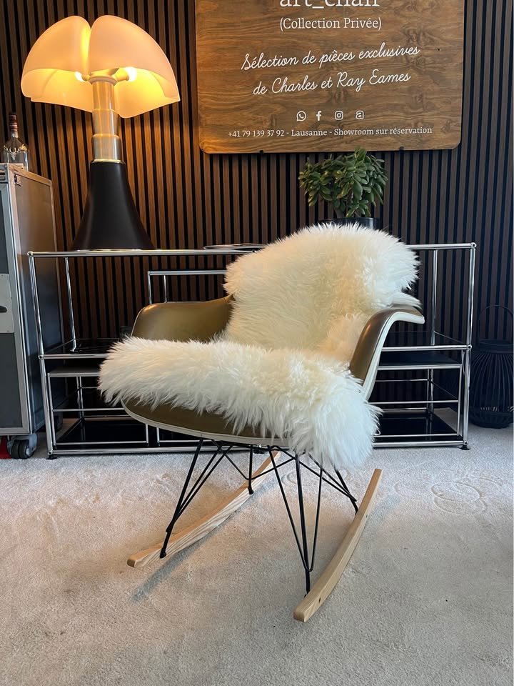 Eames Fiberglass Rocking RAR — Vitra (coque rembourrée) — vue 5