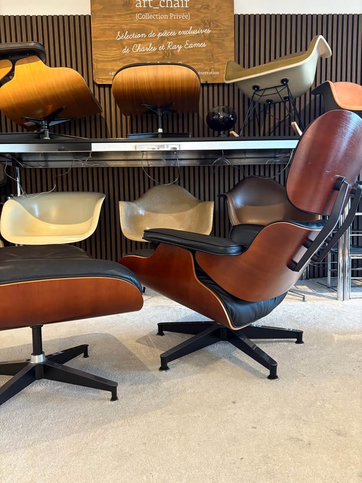 Eames Lounge Chair et Ottoman — Cerisier Américain — vue 3