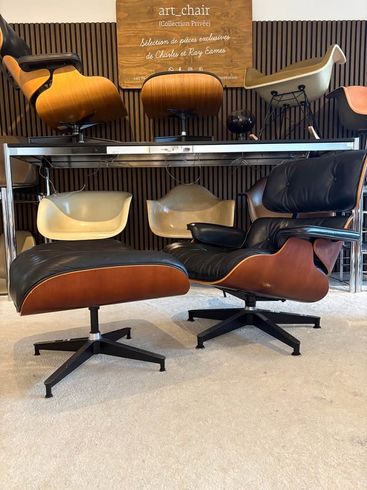 Eames Lounge Chair et Ottoman — Cerisier Américain — vue 2